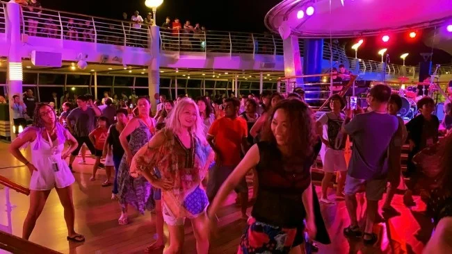 ロイヤルカリビアン ボイジャー・オブ・ザ・シーズのプールサイドパーティー!