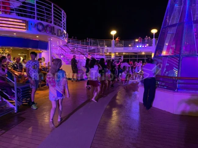ロイヤルカリビアン ボイジャー・オブ・ザ・シーズのプールサイドパーティー!