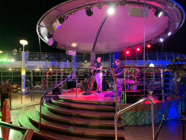 ロイヤルカリビアン ボイジャー・オブ・ザ・シーズのプールサイドパーティー!