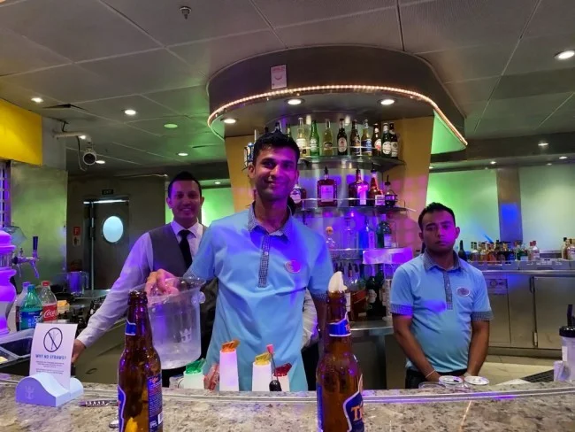 ロイヤルカリビアン ボイジャー・オブ・ザ・シーズのプールサイドパーティー!