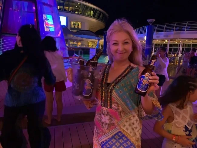 ロイヤルカリビアン ボイジャー・オブ・ザ・シーズのプールサイドパーティー!