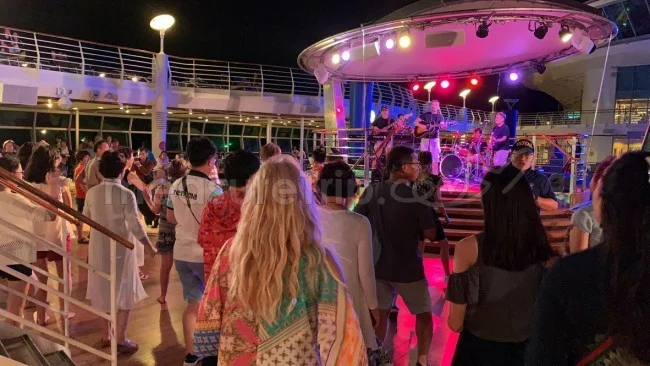 ロイヤルカリビアン ボイジャー・オブ・ザ・シーズのプールサイドパーティー!