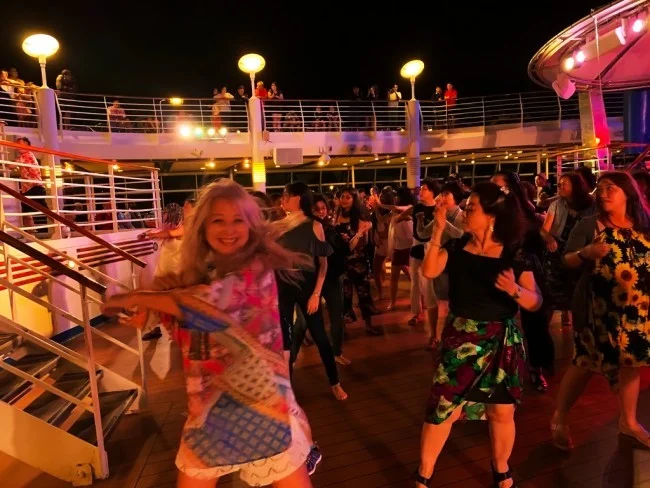 ロイヤルカリビアン ボイジャー・オブ・ザ・シーズのプールサイドパーティー!