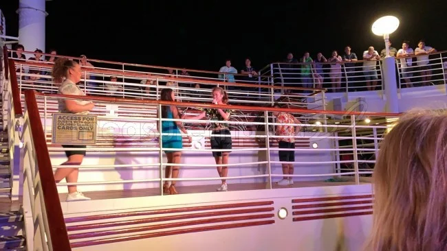 ロイヤルカリビアン ボイジャー・オブ・ザ・シーズのプールサイドパーティー!