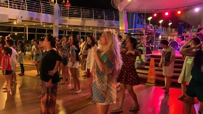 ロイヤルカリビアン ボイジャー・オブ・ザ・シーズのプールサイドパーティー!