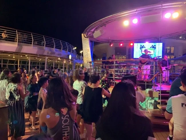 ロイヤルカリビアン ボイジャー・オブ・ザ・シーズのプールサイドパーティー!
