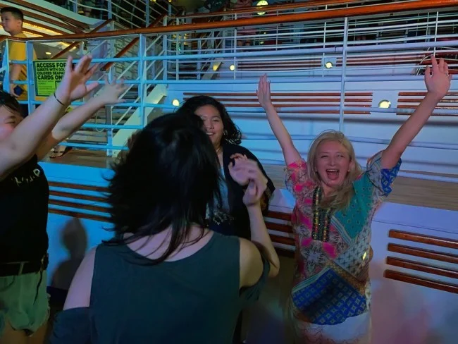 ロイヤルカリビアン ボイジャー・オブ・ザ・シーズのプールサイドパーティー!