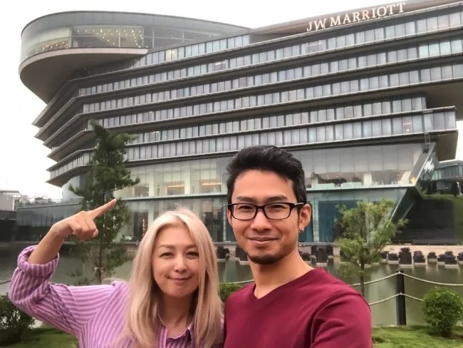 [ベトジェットで行くベトナム・ハノイ旅行記16] JWマリオット・ハノイの湖に抜ける通路には「ホイアン」
