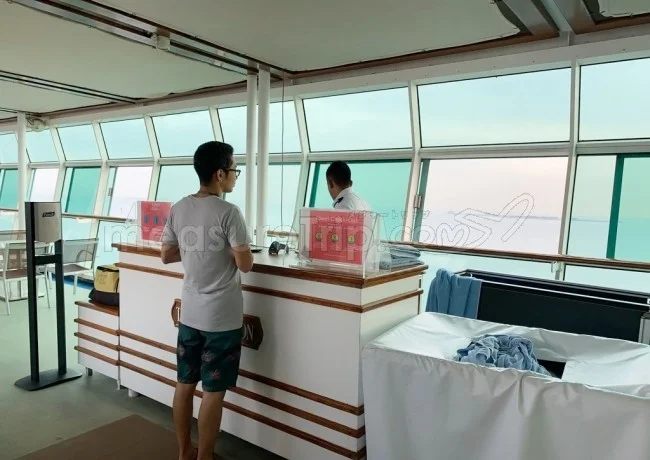 [ボイジャー・オブ・ザ・シーズで行く東南アジア・クルーズ旅行記23] 船内アクティビティに参加するためにプールサイドへ