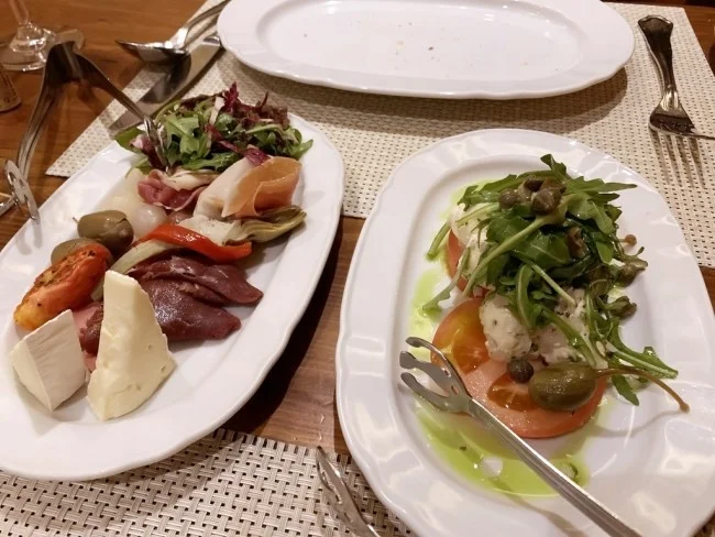 [ボイジャー・オブ・ザ・シーズで行く東南アジア・クルーズ旅行記26] 大ボリュームのイタリアン料理の数々！クルーズ船のレストラン、すごく良いかも！