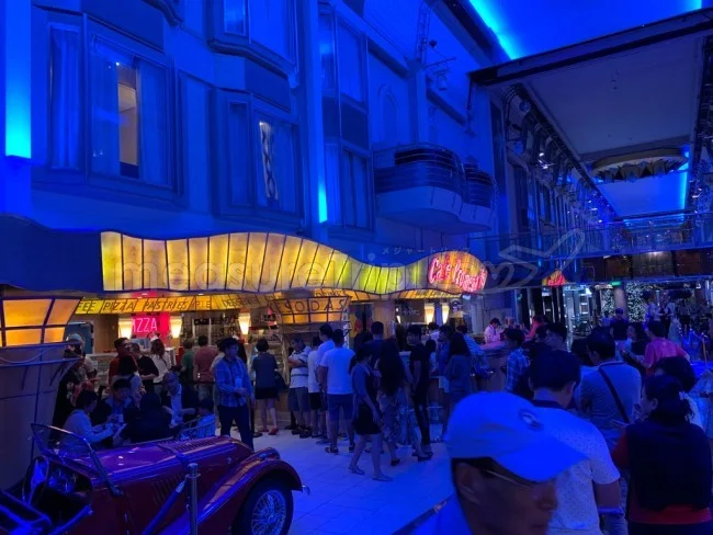 [ボイジャー・オブ・ザ・シーズで行く東南アジア・クルーズ旅行記28] 夜のクルーズ船「ボイジャー・オブ・ザ・シーズ」を歩く。