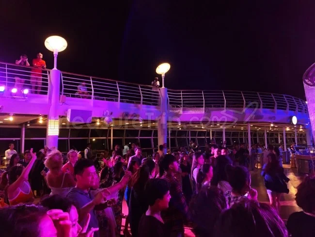 [ボイジャー・オブ・ザ・シーズで行く東南アジア・クルーズ旅行記55] プールサイドのダンスパーティーは大盛り上がり！