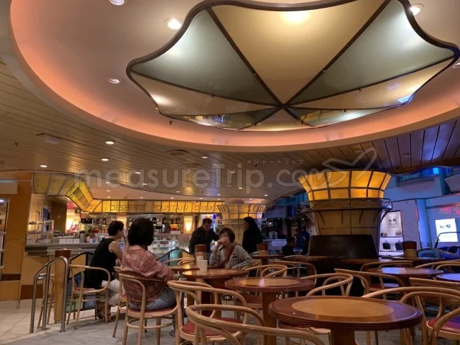 [ボイジャー・オブ・ザ・シーズで行く東南アジア・クルーズ旅行記56] 夜のプロムナードカフェで夜食タイム。