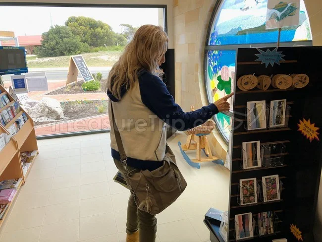 [野生のカンガルーがいる世界一のビーチを目指して！西オーストラリア・ロングドライブ旅行記67] HOPETOUNの観光案内所で出会ったおばあちゃんのおすすめ