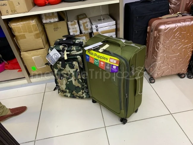 [ボイジャー・オブ・ザ・シーズで行く東南アジア・クルーズ旅行記73] 「Hush Puppies」のスーツケースを買う。