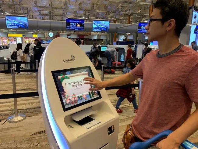 [ボイジャー・オブ・ザ・シーズで行く東南アジア・クルーズ旅行記89] シンガポール・チャンギ国際空港にて。セルフチェックインとペラペラの搭乗券。