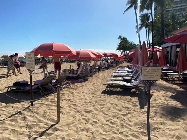ロイヤルハワイアンホテル宿泊者限定!ワイキキビーチのピンクパラソル