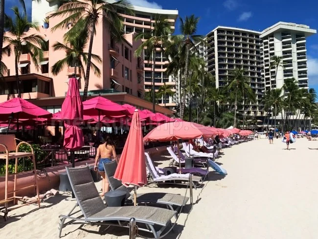 ロイヤルハワイアンホテル宿泊者限定!ワイキキビーチのピンクパラソル