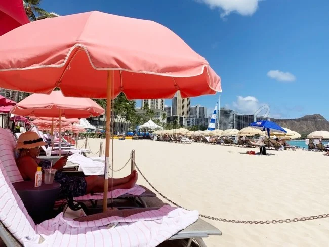 ロイヤルハワイアンホテル宿泊者限定!ワイキキビーチのピンクパラソル