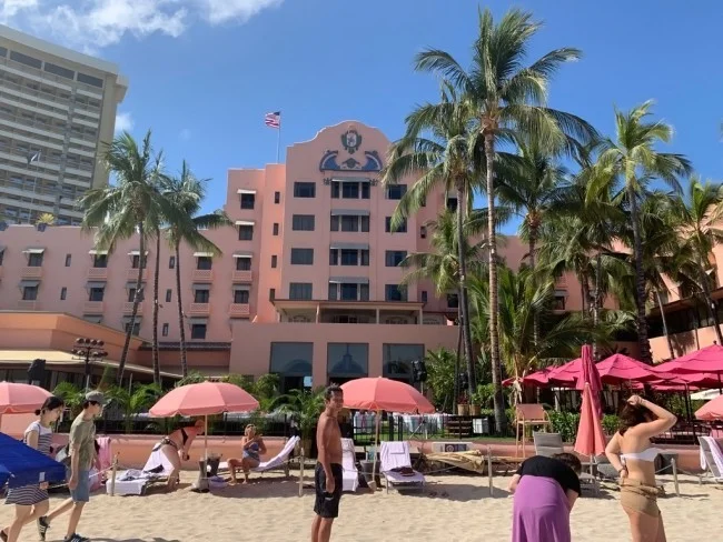 ロイヤルハワイアンホテル宿泊者限定!ワイキキビーチのピンクパラソル