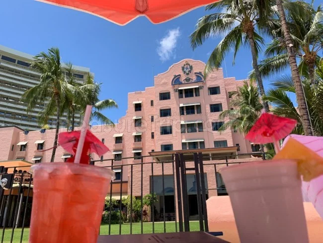 ロイヤルハワイアンホテル宿泊者限定!ワイキキビーチのピンクパラソル