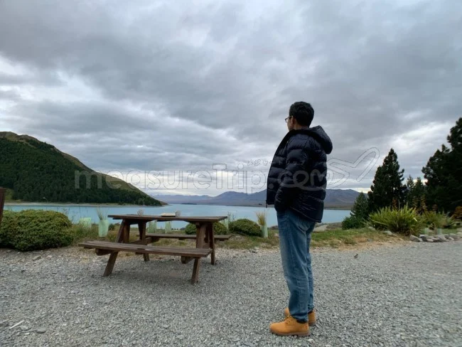 [年末年始のニュージーランド・テカポ湖に世界一の星空を見に行く旅行記41] 二日目の朝。どん曇りのテカポ湖を見ながら朝食を