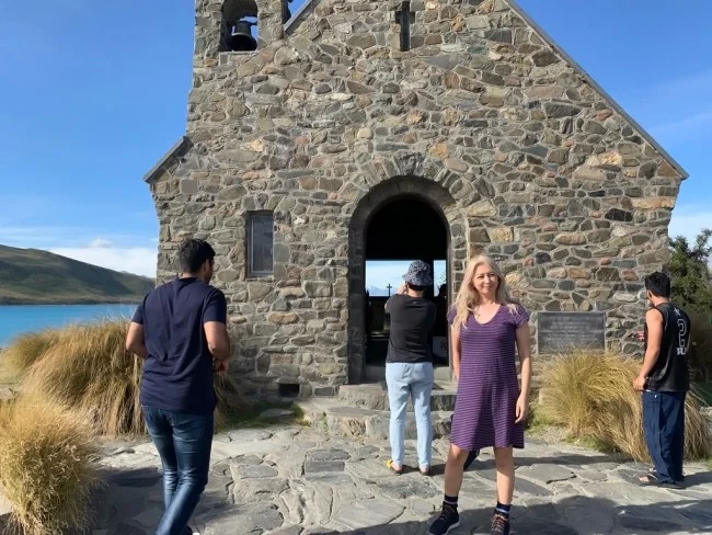 [年末年始のニュージーランド・テカポ湖に世界一の星空を見に行く旅行記52] 善き羊飼いの教会で写真のベストタイミングを伺う