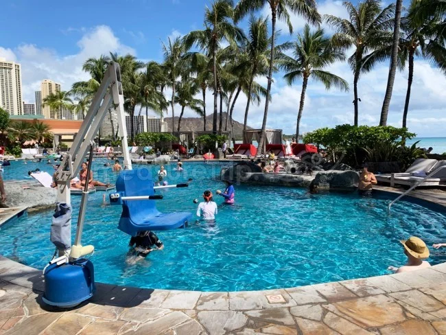 シェラトン・ワイキキ ホテル自慢のインフィニティプール!