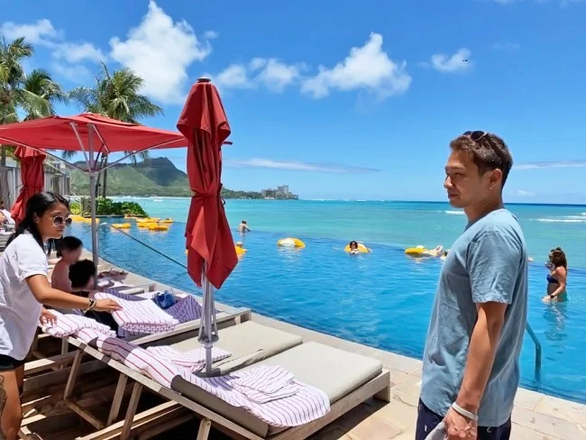 シェラトン・ワイキキ ホテル自慢のインフィニティプール!