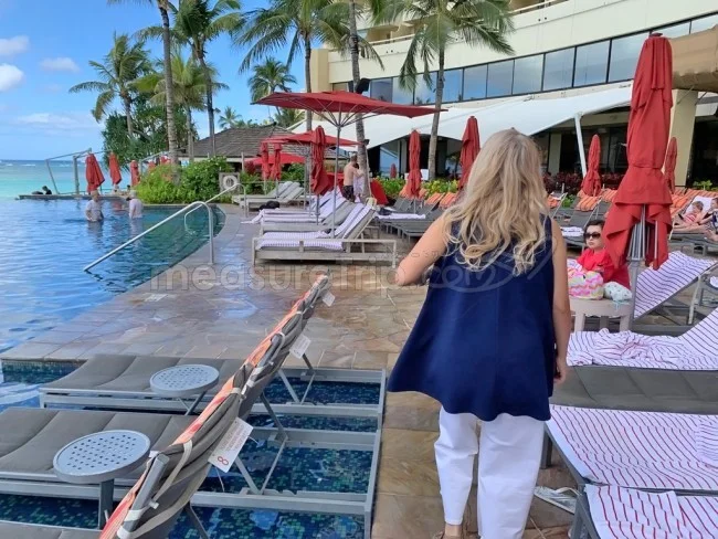 シェラトン・ワイキキ ホテル自慢のインフィニティプール!