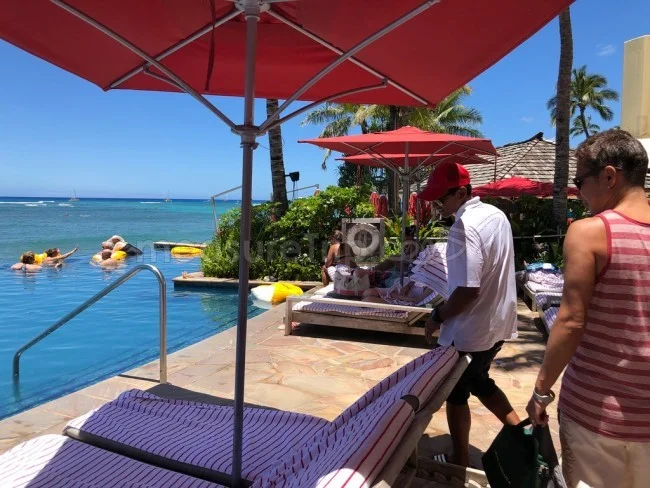 シェラトン・ワイキキ ホテル自慢のインフィニティプール!