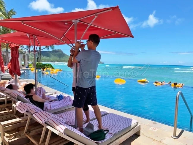 シェラトン・ワイキキ ホテル自慢のインフィニティプール!