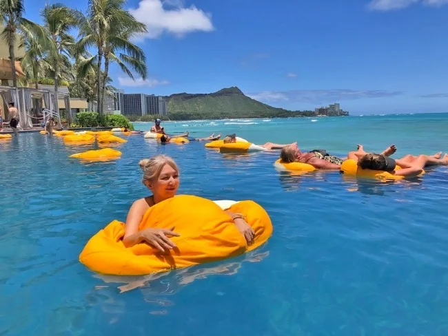 シェラトン・ワイキキ ホテル自慢のインフィニティプール!