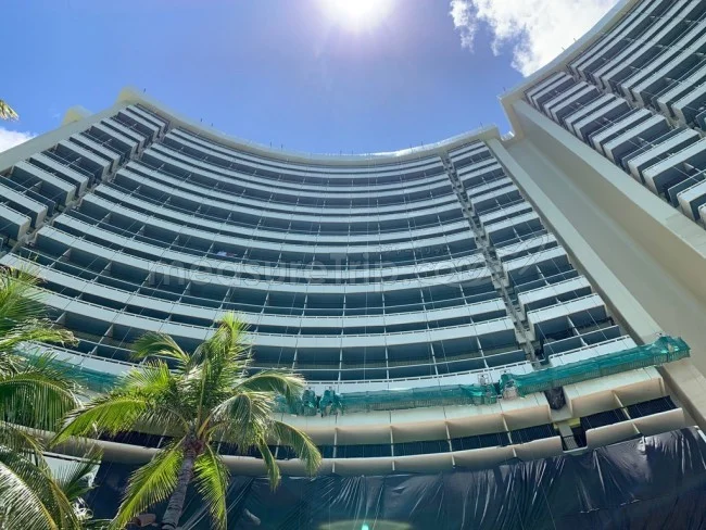 シェラトン・ワイキキ ホテル自慢のインフィニティプール!