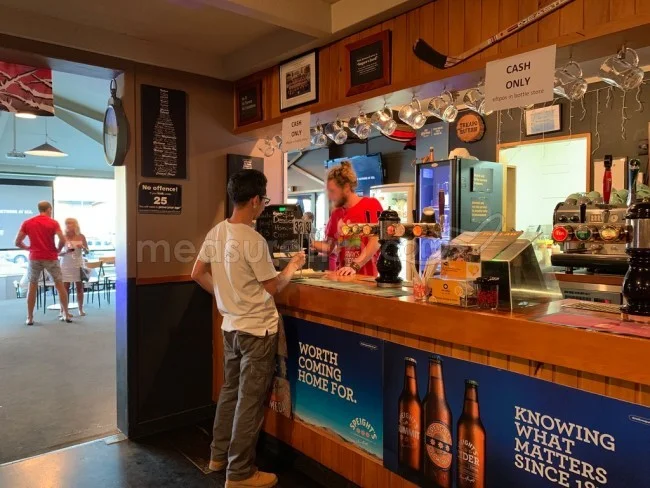 [年末年始のニュージーランド・テカポ湖に世界一の星空を見に行く旅行記59] テカポ村のパブ（バー）「Lake Tekapo Tavern」