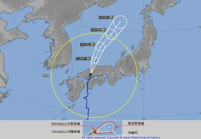 確率論で考察！台風シーズンに飛行機で国内・海外旅行に行くべき？
