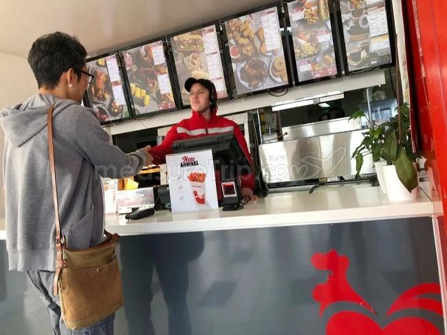 [野生のカンガルーがいる世界一のビーチを目指して！西オーストラリア・ロングドライブ旅行記93] RED ROOSTER レッドルースターでお昼ごはん