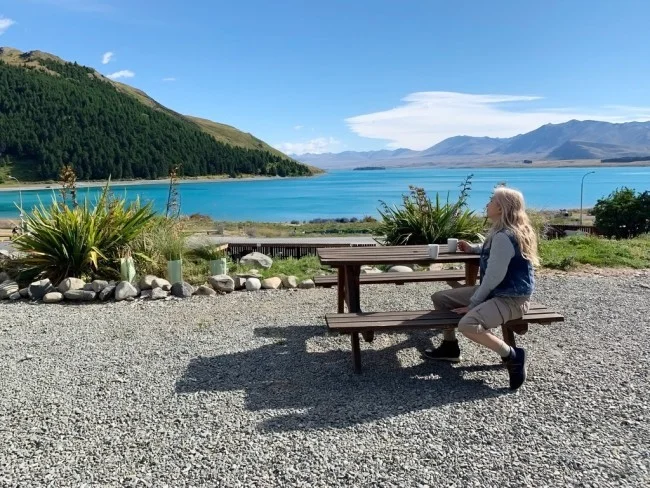 [年末年始のニュージーランド・テカポ湖に世界一の星空を見に行く旅行記70] テカポ湖を離れる朝。猫が見送りに来てくれる♪