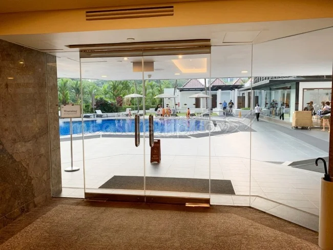 シェラトン タワーズ シンガポール 町中でリゾート感を味わえる屋外プール