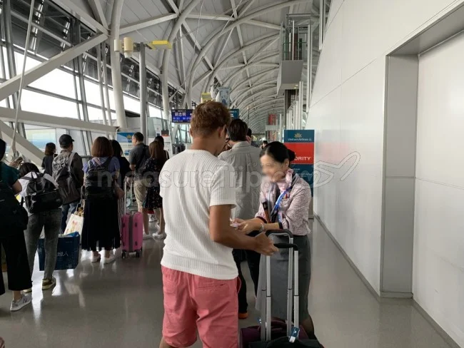 [海外仕様のiPhoneを求めてシンガポール旅行記3] 久しぶりのサクララウンジ。今日も張り切ってJAL特製カレー食べちゃうよ♪