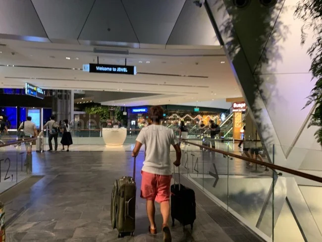 [海外仕様のiPhoneを求めてシンガポール旅行記9] やっとJEWEL（ジュエル）に到着！でもここ本当にシンガポールなの？ｗ