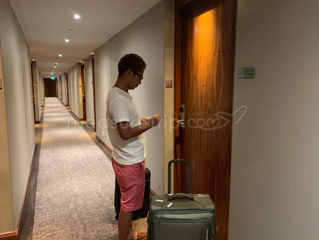 [海外仕様のiPhoneを求めてシンガポール旅行記12] プールアクセスのお部屋に変更してもらう＠シェラトン・タワーズ・シンガポール