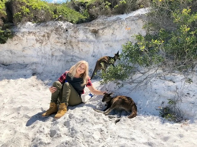 [野生のカンガルーがいる世界一のビーチを目指して！西オーストラリア・ロングドライブ旅行記101] あ！昨日のカンガルー兄弟だ！