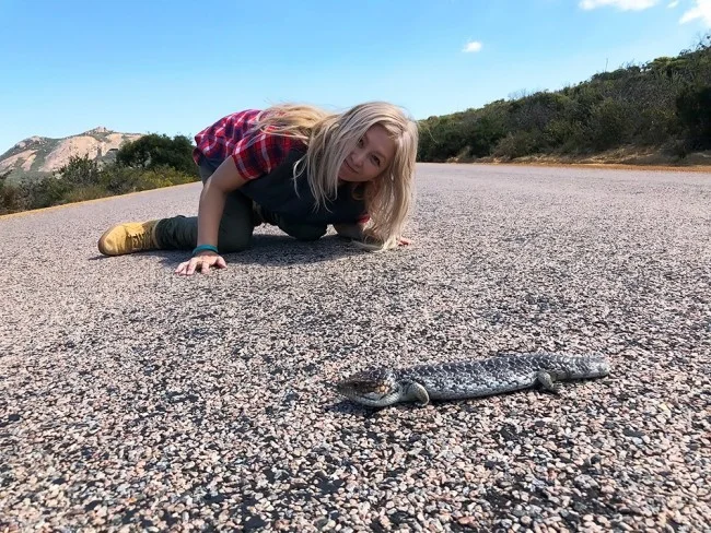 [野生のカンガルーがいる世界一のビーチを目指して！西オーストラリア・ロングドライブ旅行記105] ヤバい！まさか！こんなところで「ツチノコ」発見！？