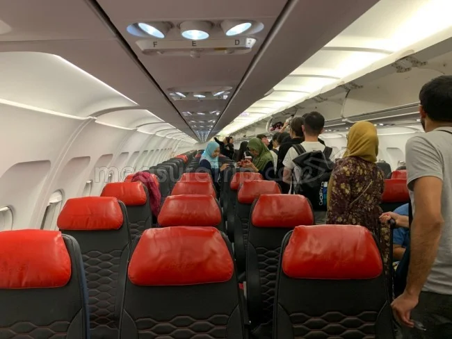 エアアジア 国際線（モルディブ MLE→マレーシア KUL - AK73便 / A320） エコノミークラス・ホットシートを搭乗レビュー！【飛行機の搭乗記】