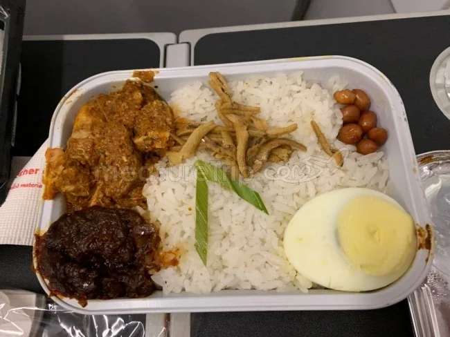 エアアジア 国際線（モルディブ MLE→マレーシア KUL - AK73便 / A320） エコノミークラス・ホットシートを搭乗レビュー！【飛行機の搭乗記】