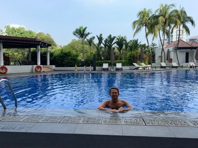 [海外仕様のiPhoneを求めてシンガポール旅行記14] 朝、プールで本気で泳いでみる