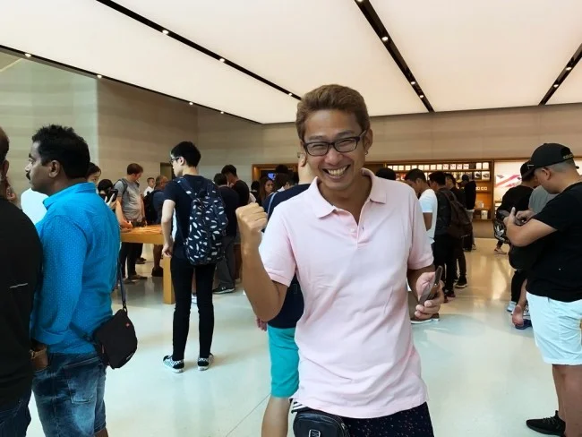 [海外仕様のiPhoneを求めてシンガポール旅行記16] iPhone11を購入希望の長い列に並ぶ。買えるのか？（汗）