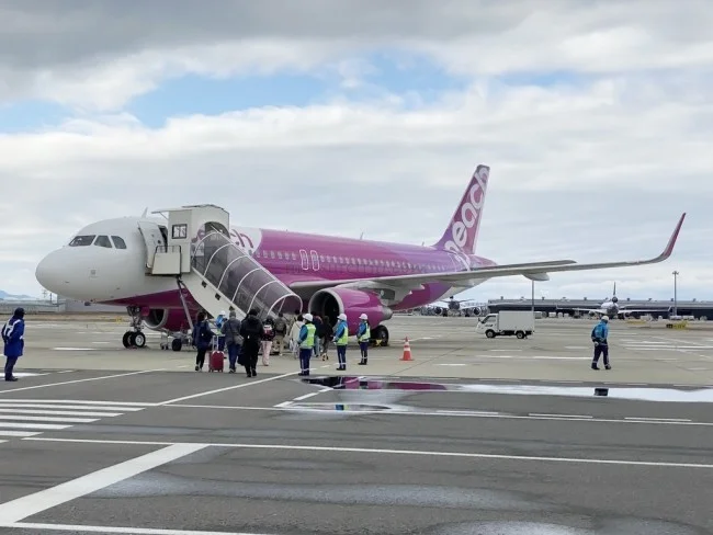 [新型コロナもう大変！冬のリッツカールトン沖縄旅行記5] ピーチの機内は狭い・・・そして中年夫婦は浮いてる気がする（汗）