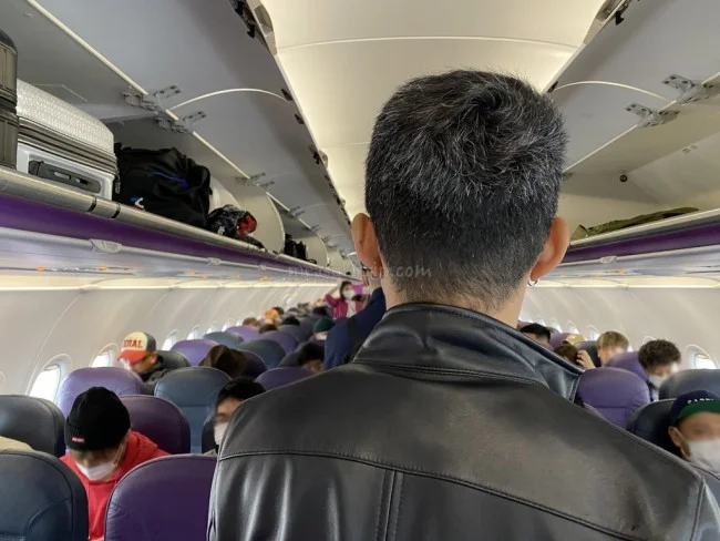 [新型コロナもう大変！冬のリッツカールトン沖縄旅行記5] ピーチの機内は狭い・・・そして中年夫婦は浮いてる気がする（汗）